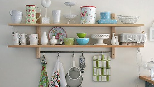 北欧キッチンの飾る収納アイデア　飾り棚に食器デコレーション